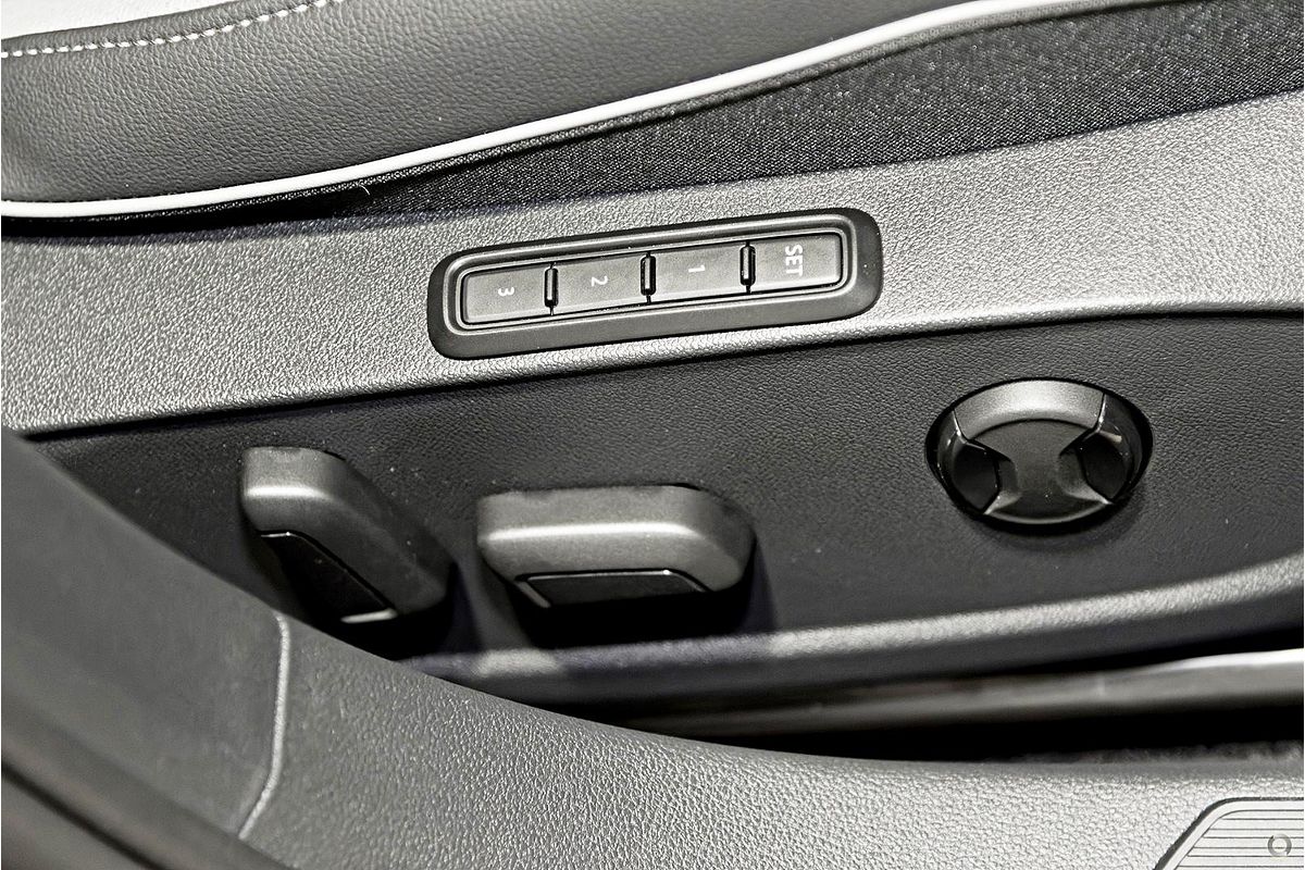 2025 Volkswagen Golf 110TSI R-Line 8.5