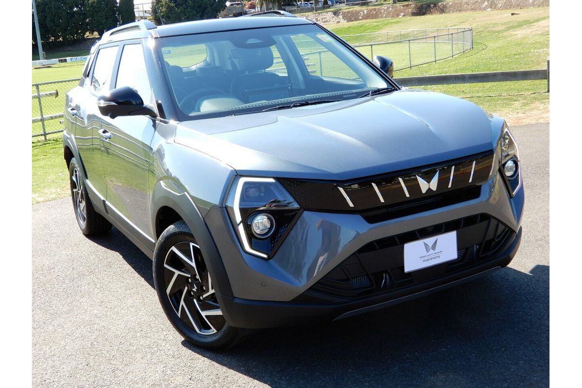2025 Mahindra XUV 3XO AX7L