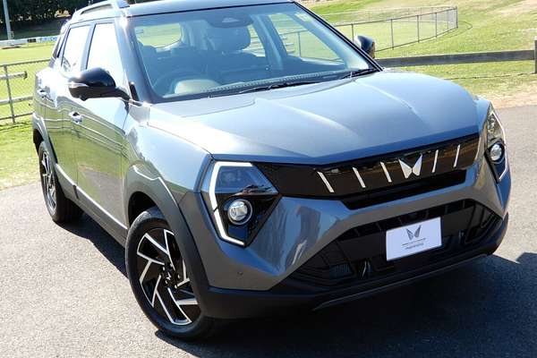 2025 Mahindra XUV 3XO AX7L