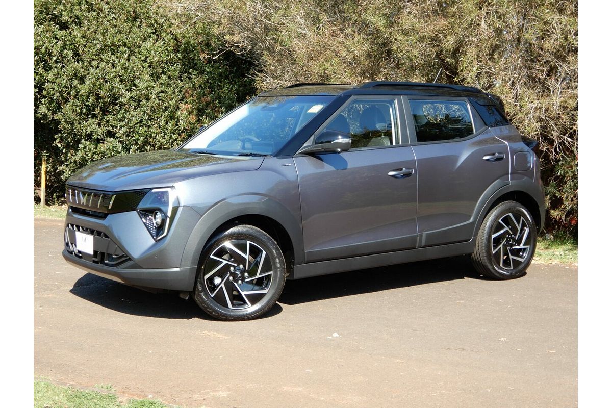 2025 Mahindra XUV 3XO AX7L