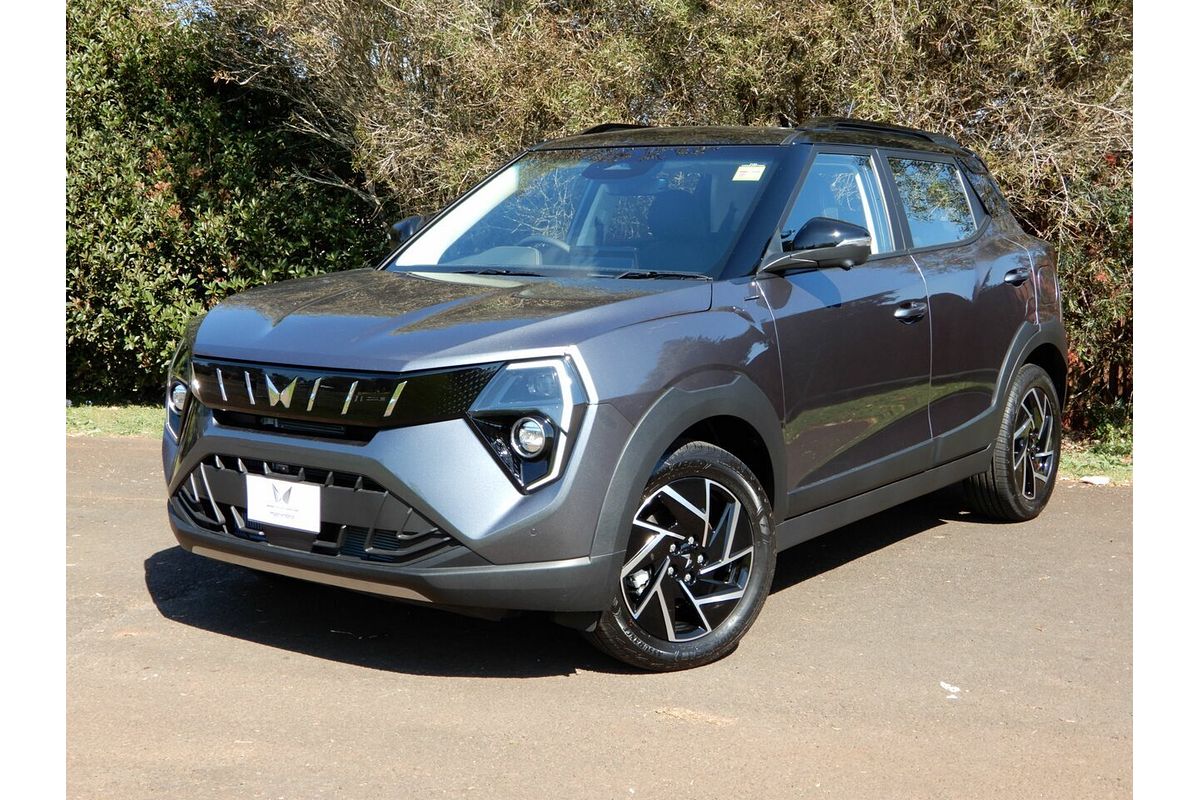2025 Mahindra XUV 3XO AX7L