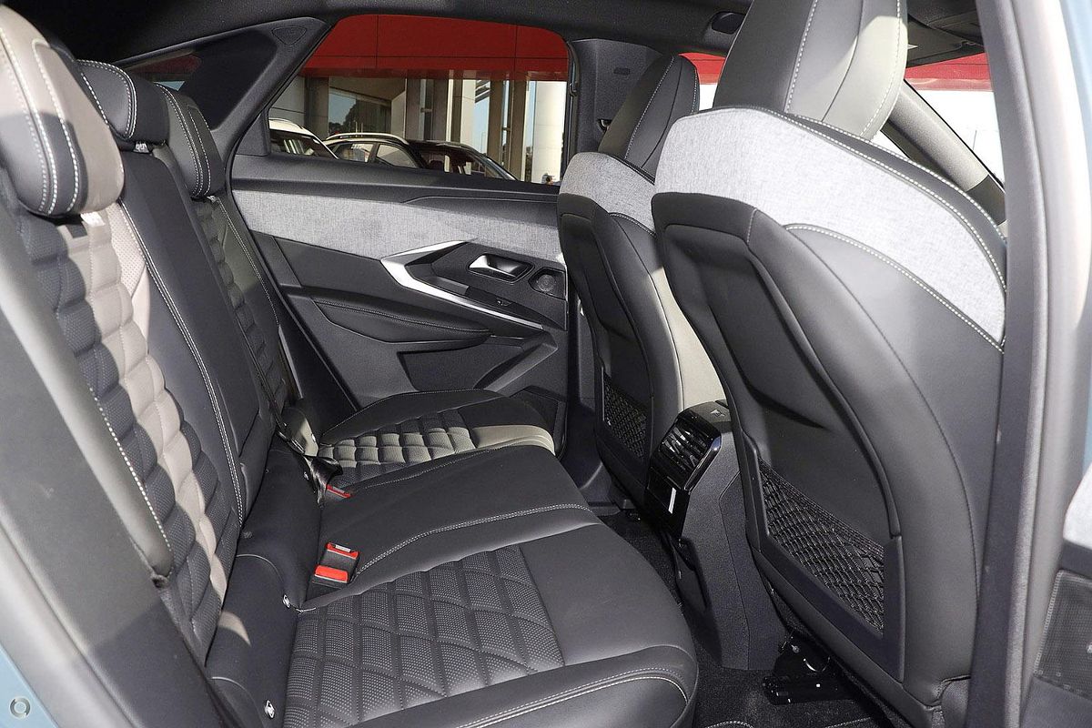 2025 Peugeot 3008 GT Premium Hybrid P64
