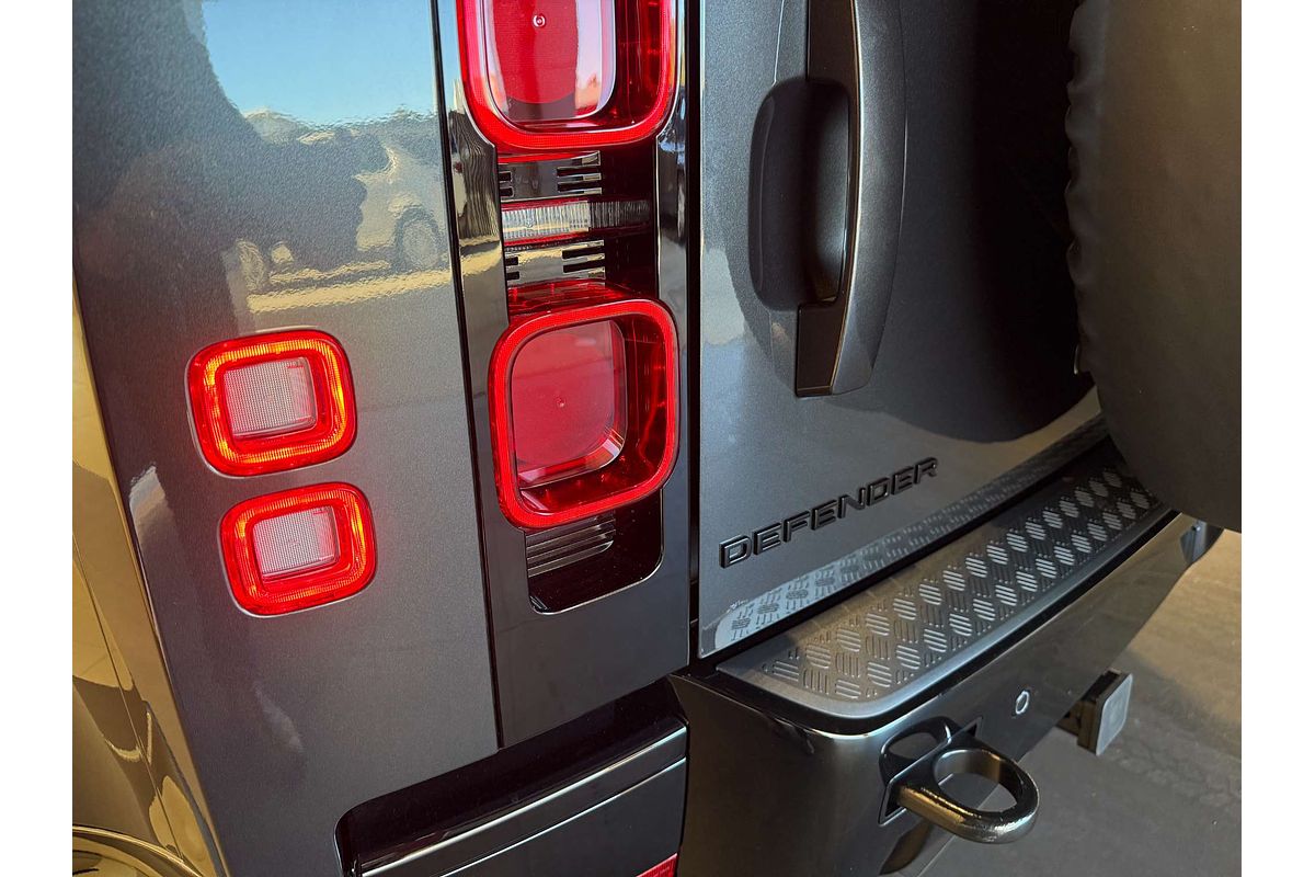 2025 Land Rover Defender 110 D350 X-Dynamic SE L663