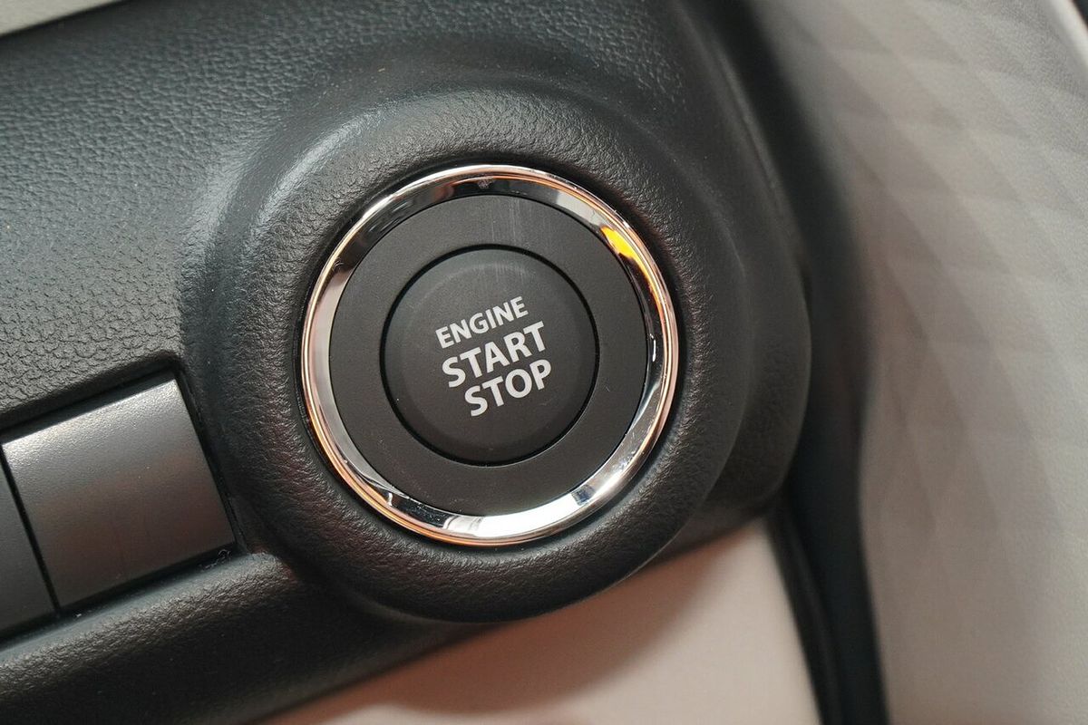 2025 Suzuki Swift Hybrid UZ