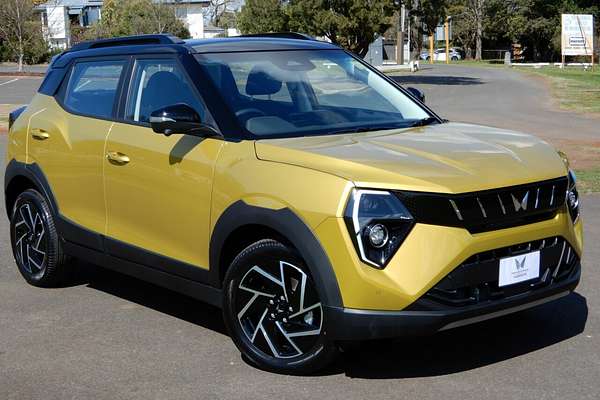 2025 Mahindra XUV 3XO AX7L