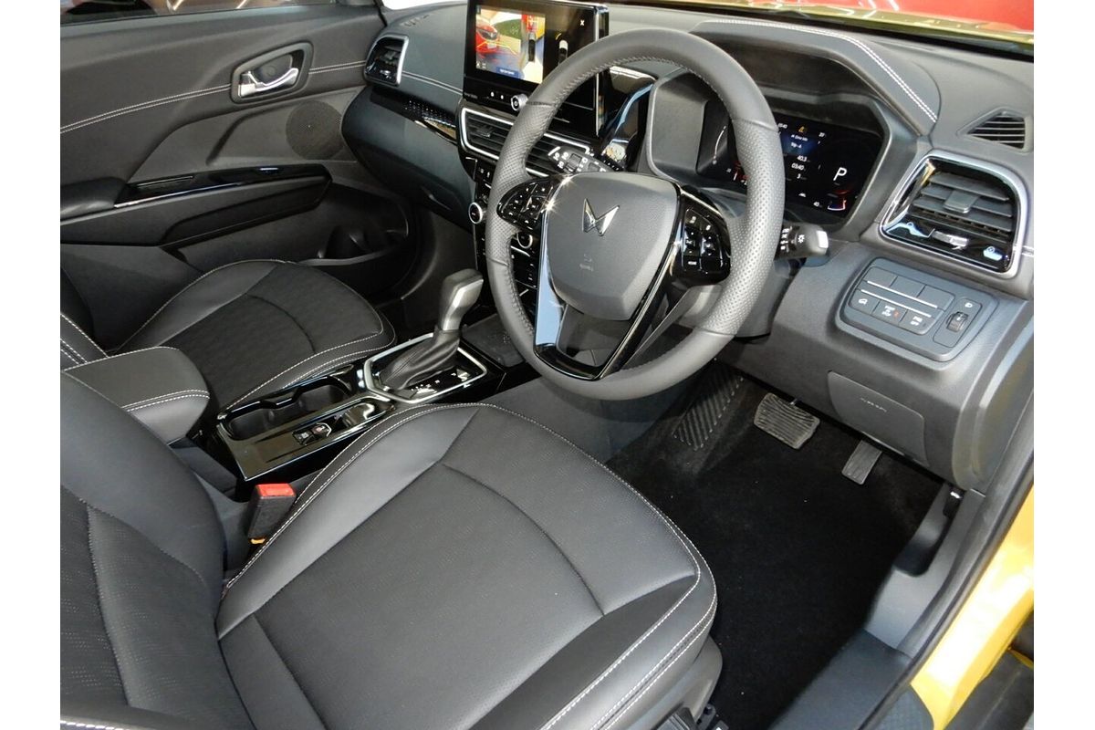 2025 Mahindra XUV 3XO AX7L