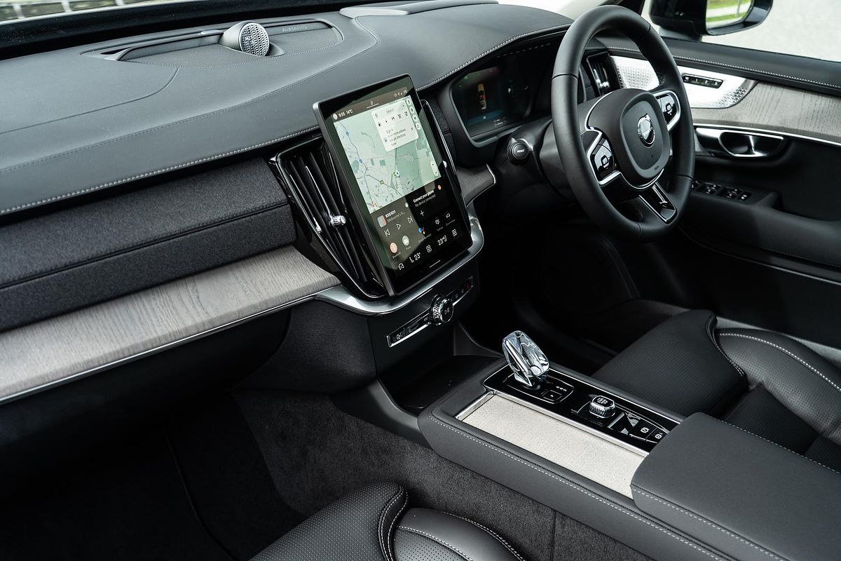 2025 Volvo XC90 Plus T8 Plug-In Hybrid Dark