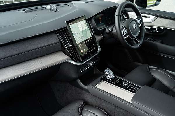 2025 Volvo XC90 Plus T8 Plug-In Hybrid Dark