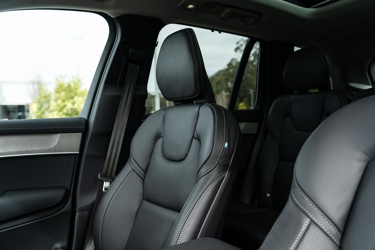 2025 Volvo XC90 Plus T8 Plug-In Hybrid Dark