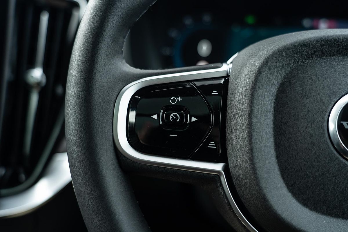 2025 Volvo XC90 Plus T8 Plug-In Hybrid Dark