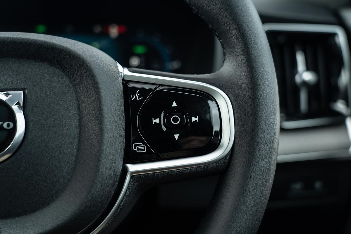 2025 Volvo XC90 Plus T8 Plug-In Hybrid Dark