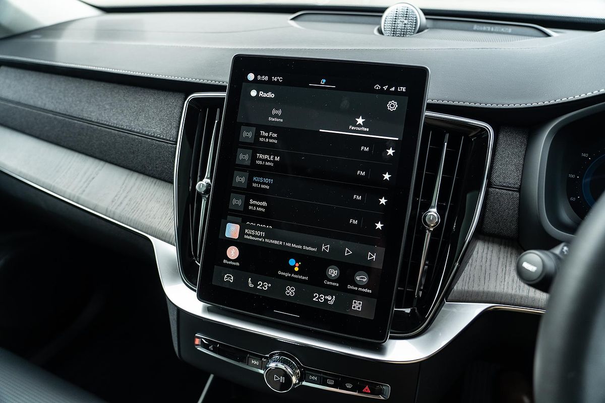 2025 Volvo XC90 Plus T8 Plug-In Hybrid Dark