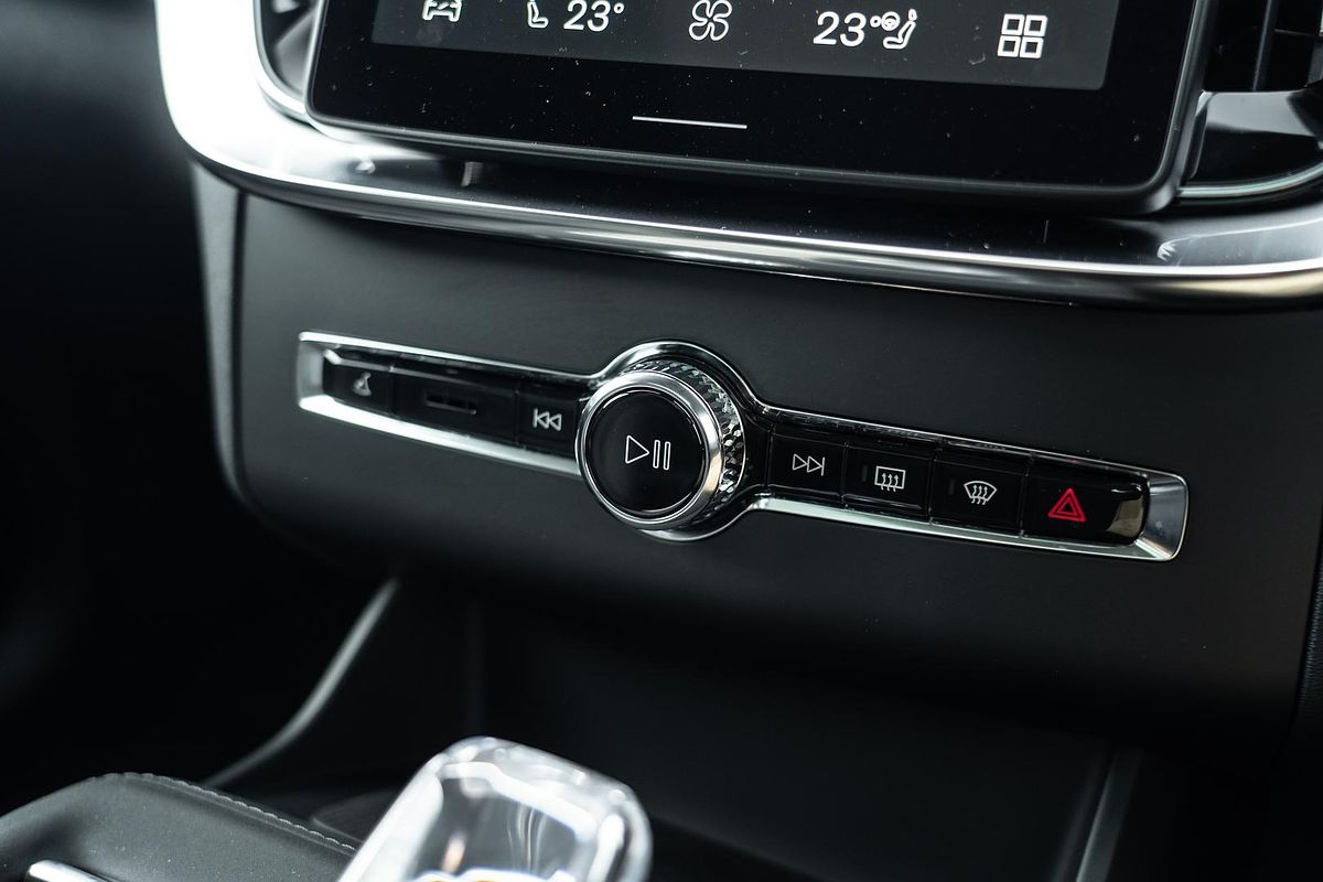 2025 Volvo XC90 Plus T8 Plug-In Hybrid Dark