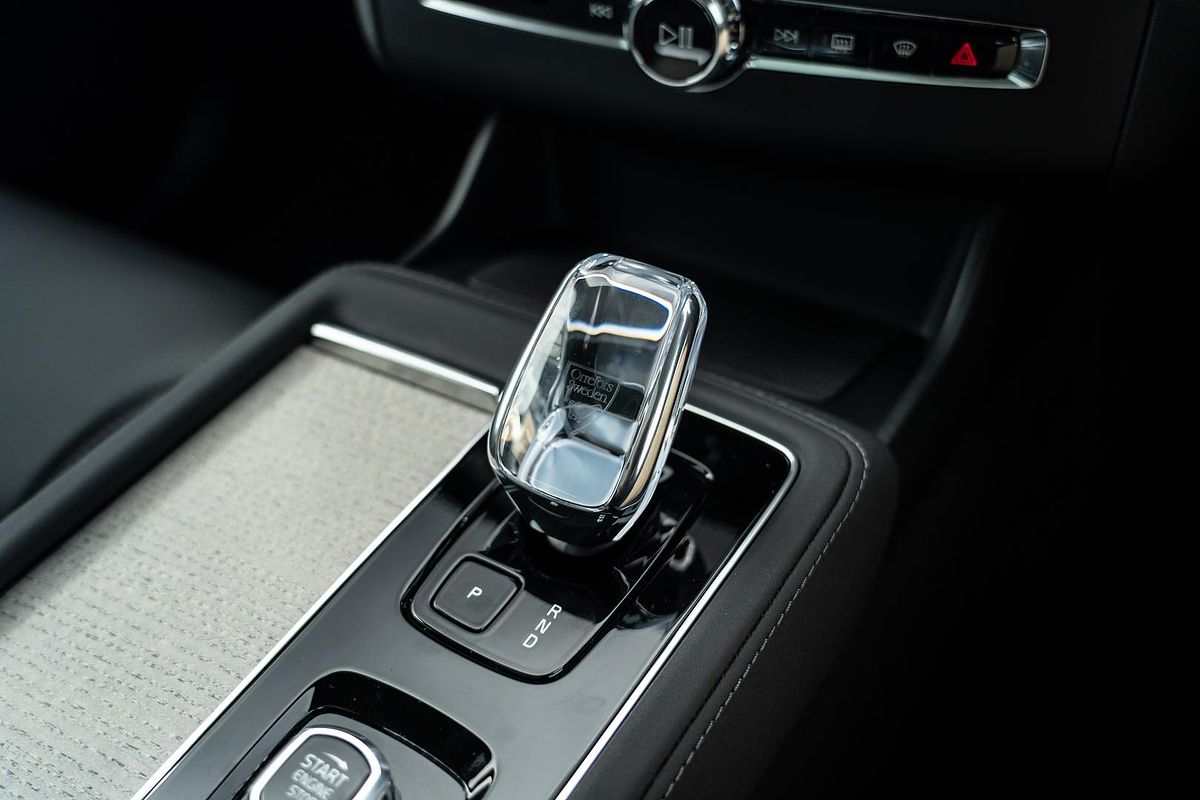2025 Volvo XC90 Plus T8 Plug-In Hybrid Dark