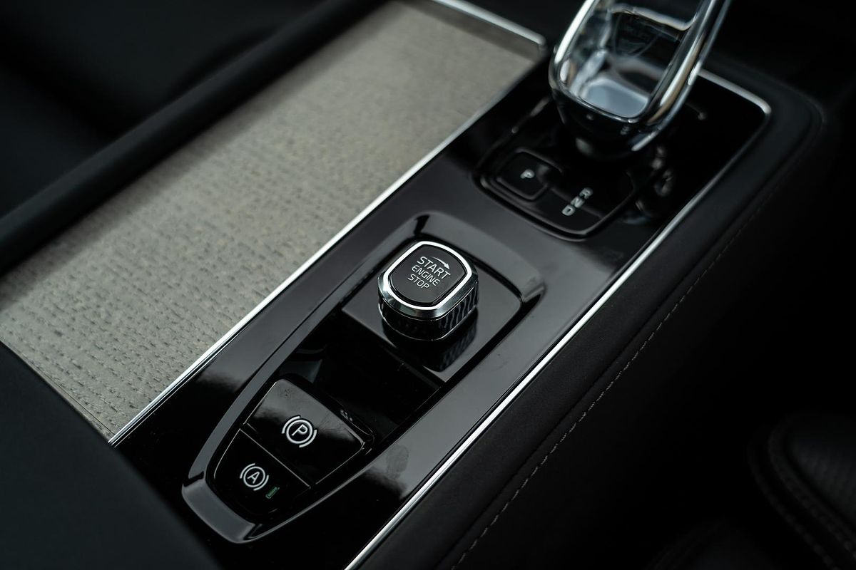 2025 Volvo XC90 Plus T8 Plug-In Hybrid Dark