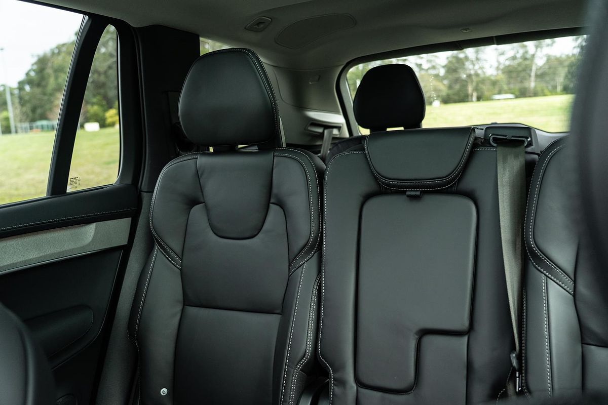 2025 Volvo XC90 Plus T8 Plug-In Hybrid Dark
