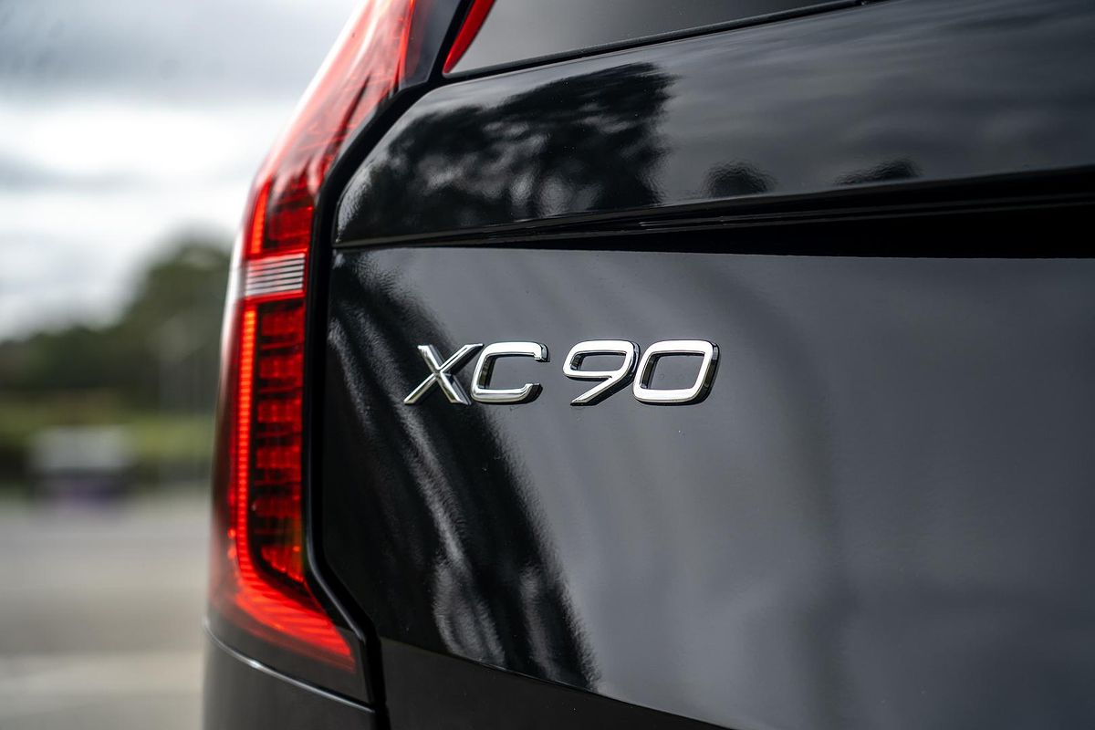 2025 Volvo XC90 Plus T8 Plug-In Hybrid Dark