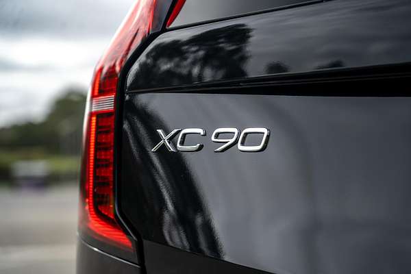 2025 Volvo XC90 Plus T8 Plug-In Hybrid Dark
