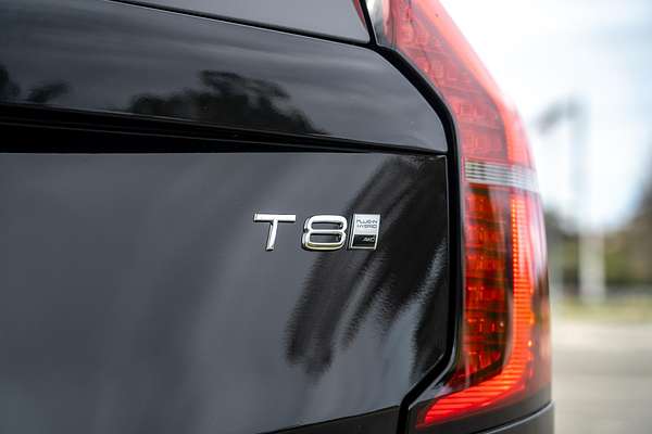 2025 Volvo XC90 Plus T8 Plug-In Hybrid Dark