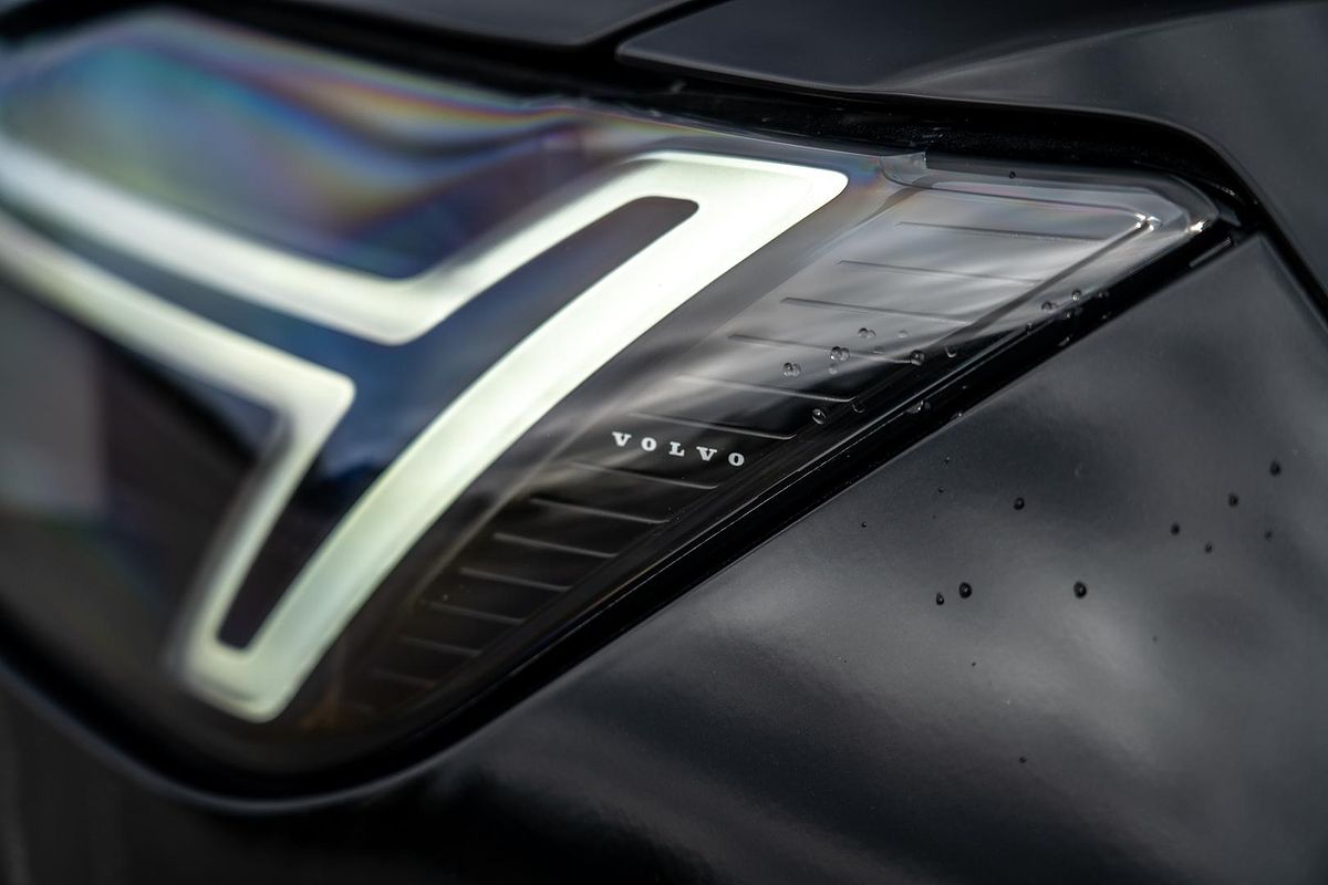 2025 Volvo XC90 Plus T8 Plug-In Hybrid Dark