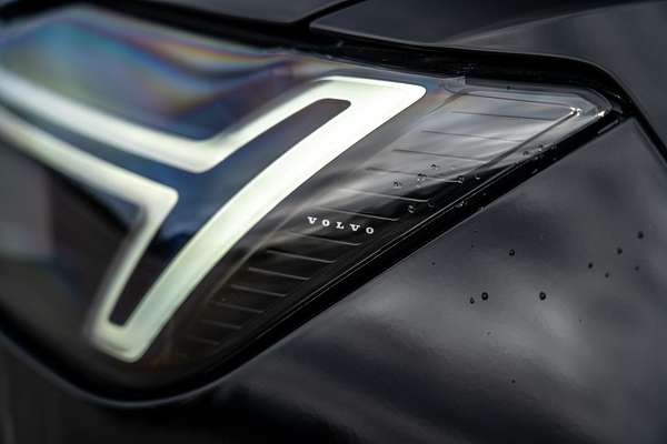 2025 Volvo XC90 Plus T8 Plug-In Hybrid Dark