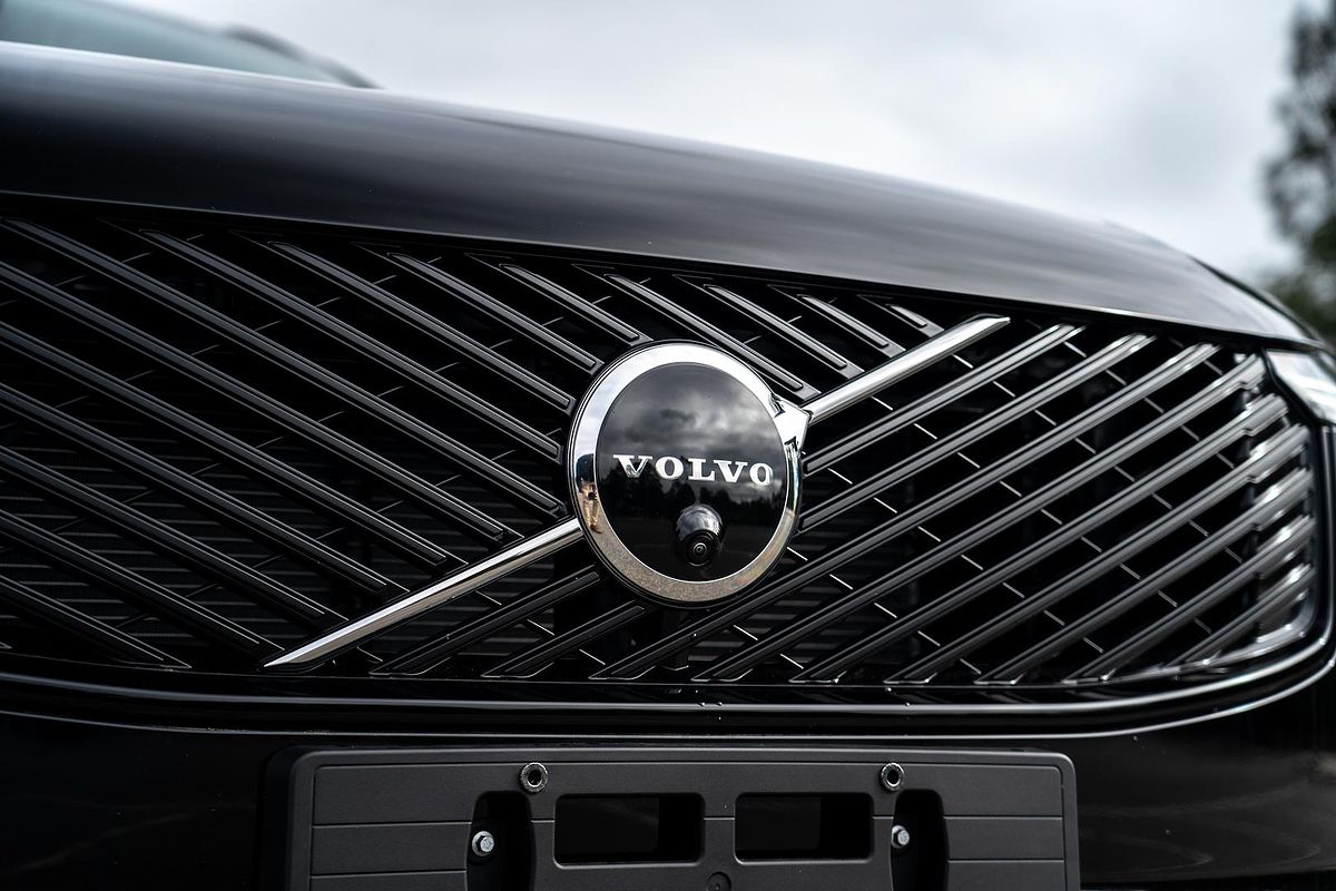 2025 Volvo XC90 Plus T8 Plug-In Hybrid Dark