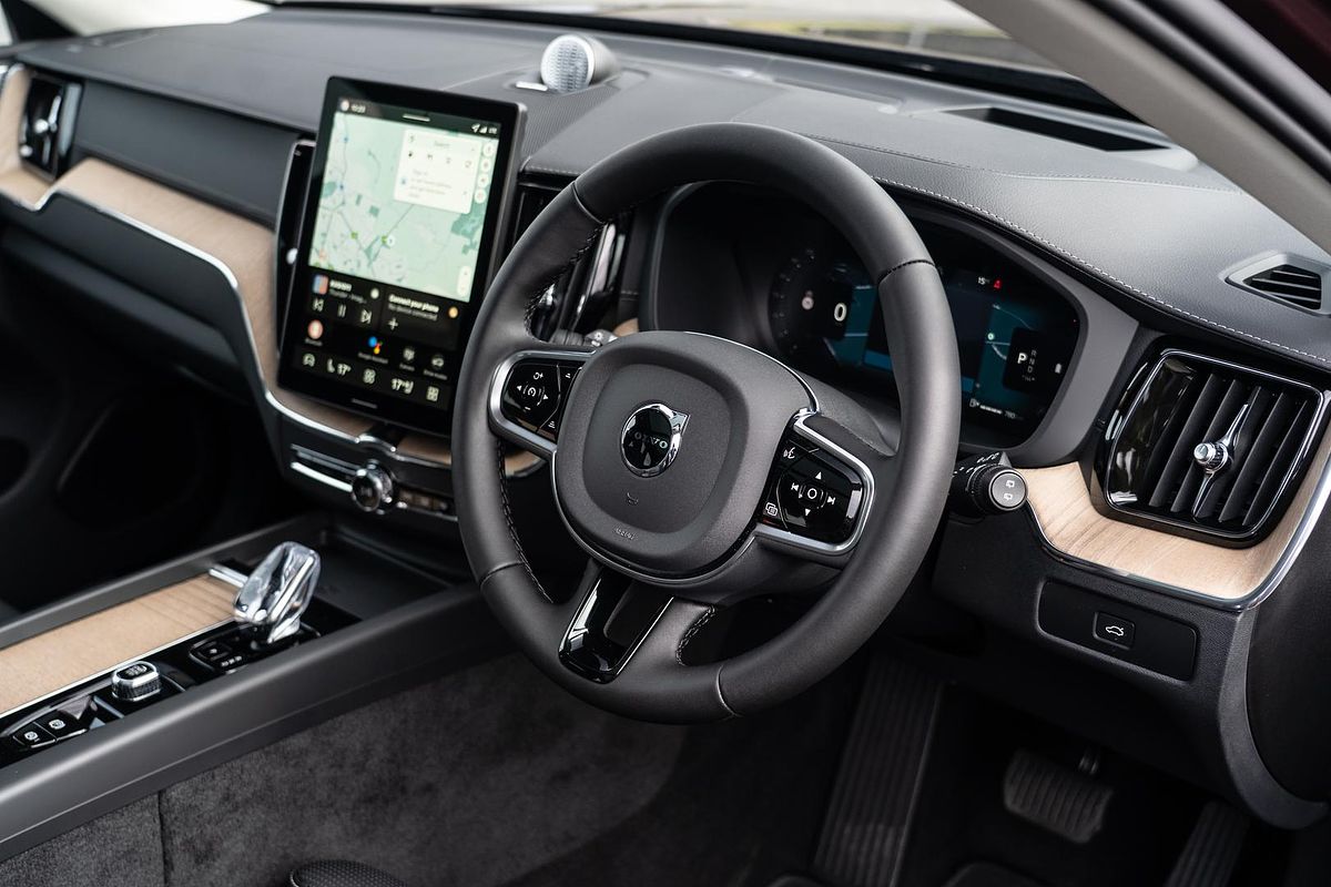 2025 Volvo XC60 Ultra B5 Dark