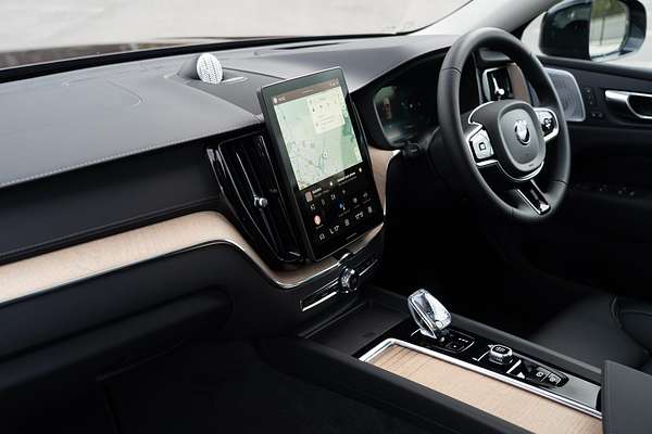 2025 Volvo XC60 Ultra B5 Dark