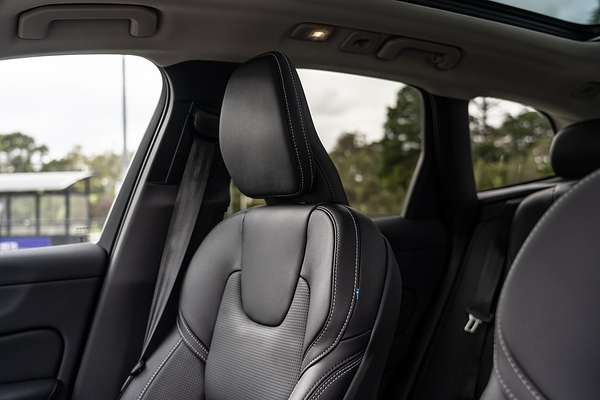 2025 Volvo XC60 Ultra B5 Dark
