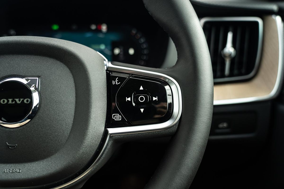 2025 Volvo XC60 Ultra B5 Dark