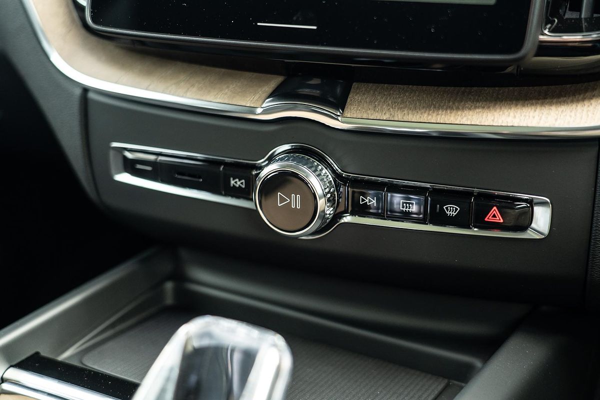 2025 Volvo XC60 Ultra B5 Dark