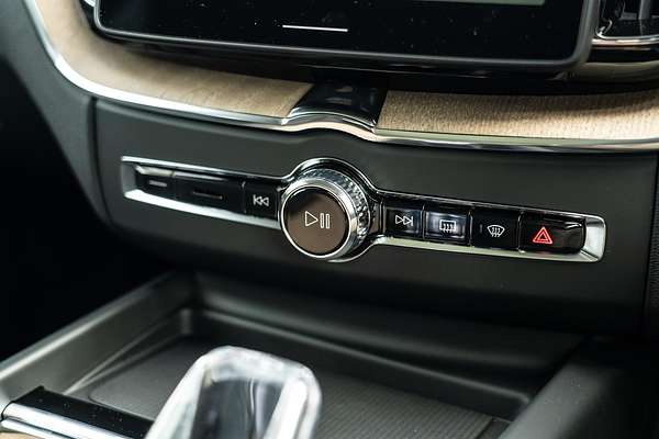 2025 Volvo XC60 Ultra B5 Dark