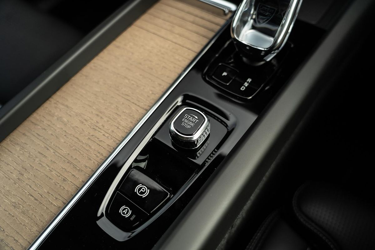 2025 Volvo XC60 Ultra B5 Dark