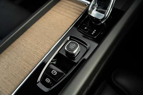 2025 Volvo XC60 Ultra B5 Dark