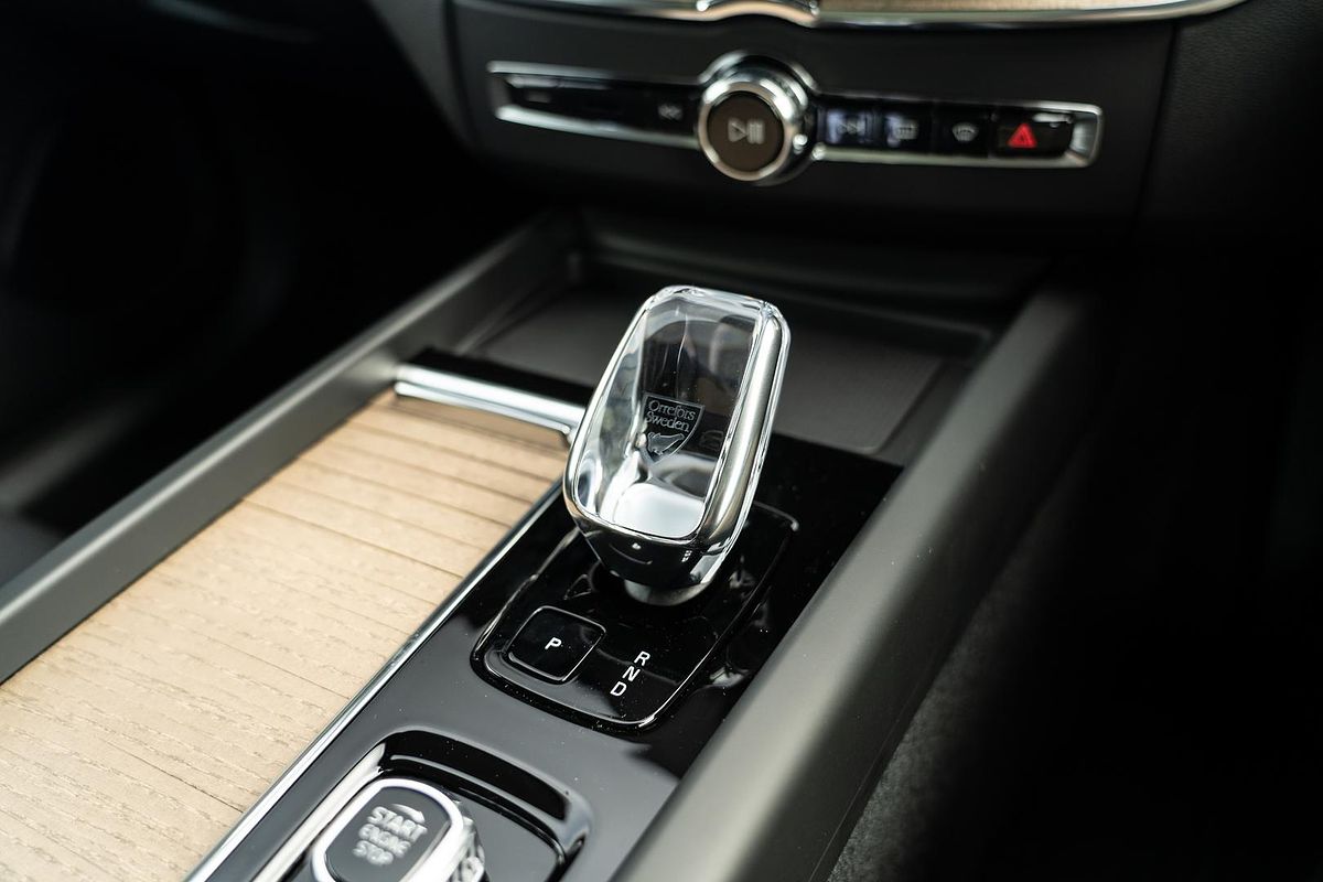 2025 Volvo XC60 Ultra B5 Dark