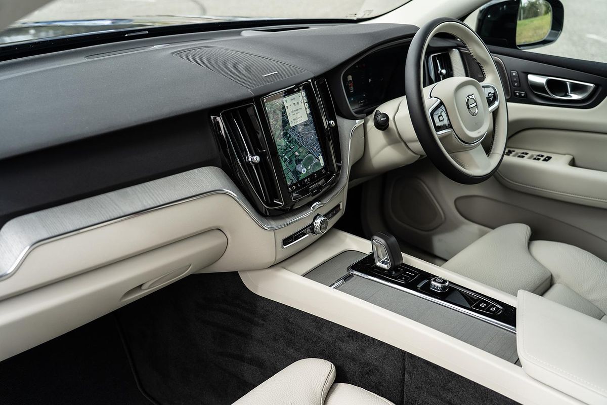 2025 Volvo XC60 Plus T8 Plug-In Hybrid