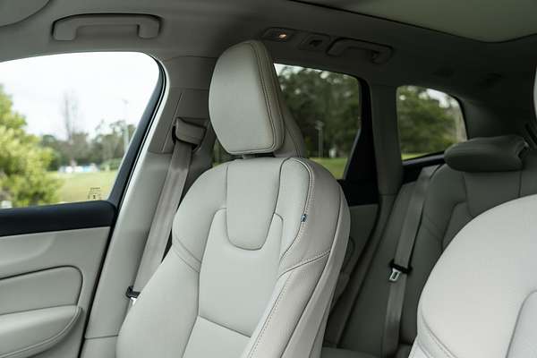2025 Volvo XC60 Plus T8 Plug-In Hybrid