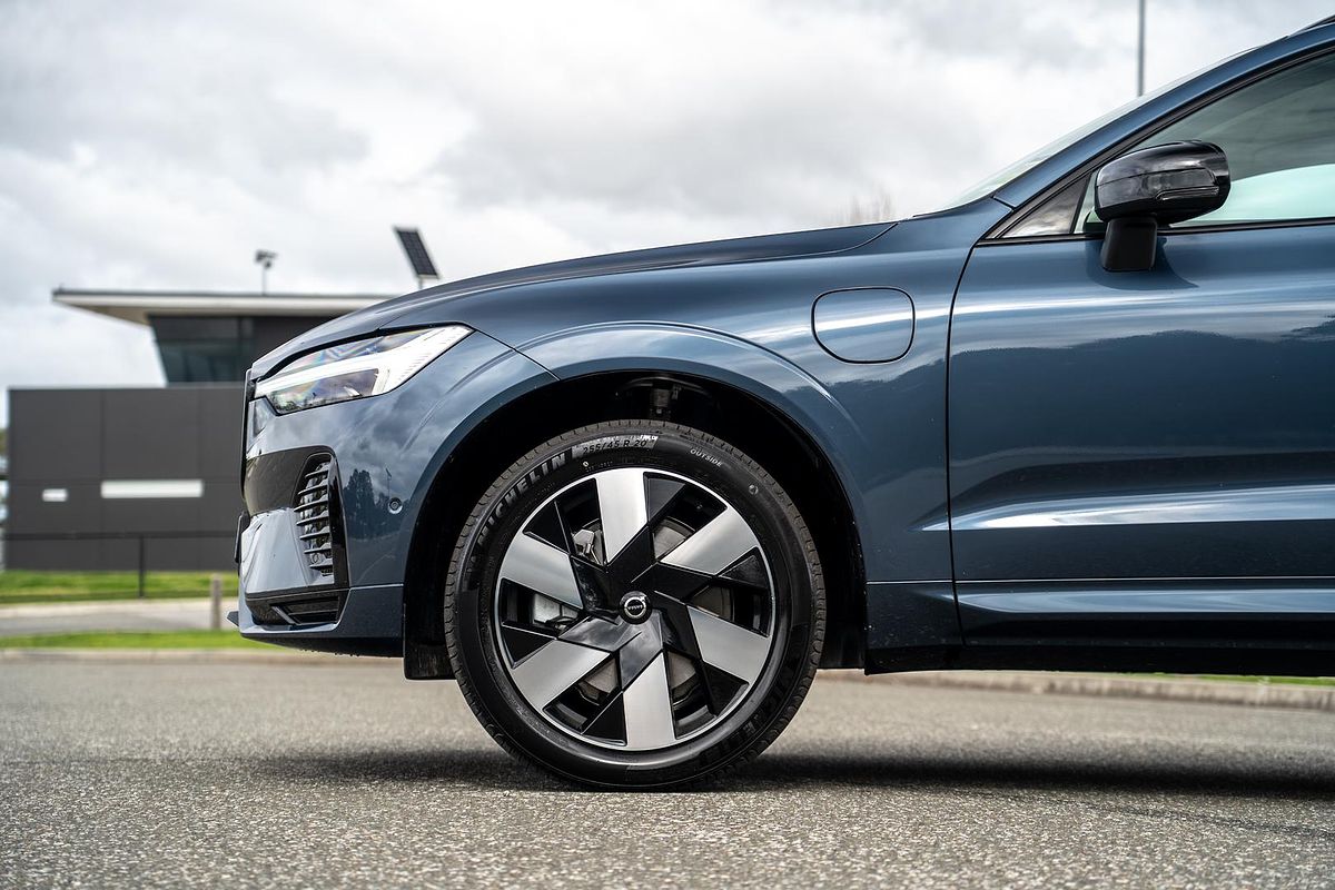 2025 Volvo XC60 Plus T8 Plug-In Hybrid