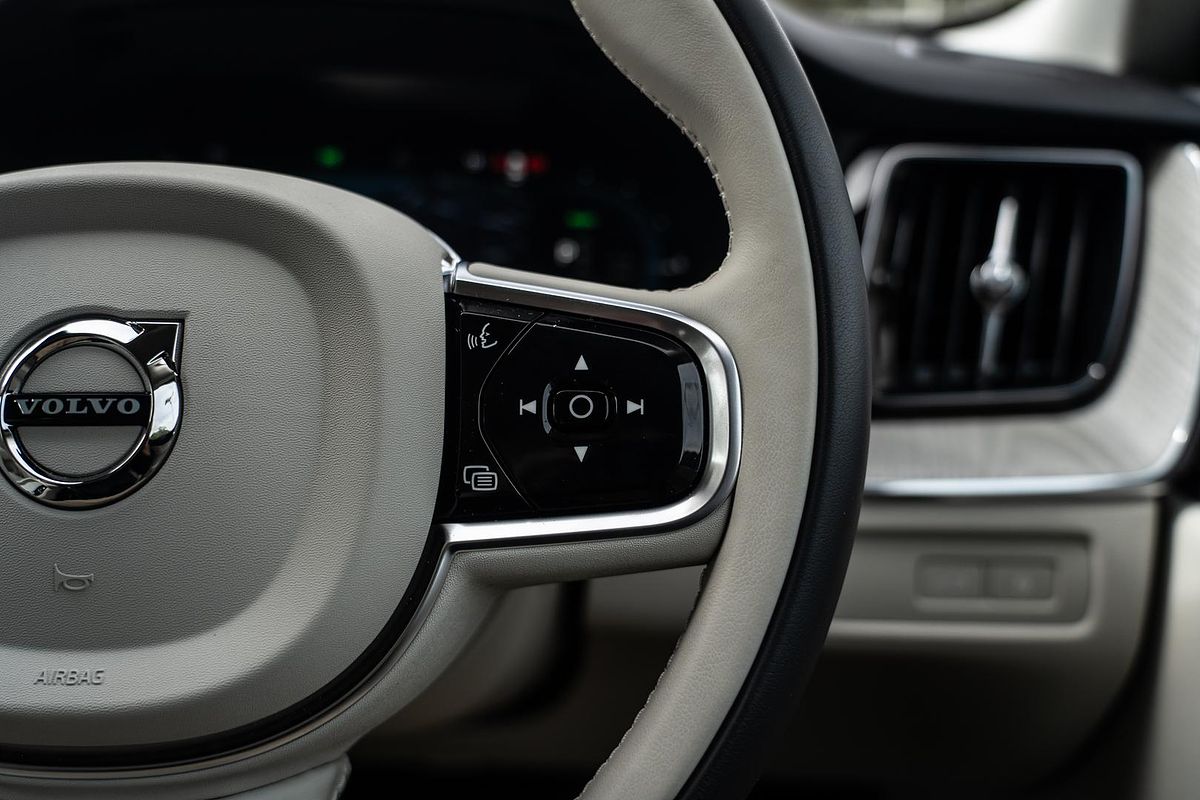 2025 Volvo XC60 Plus T8 Plug-In Hybrid