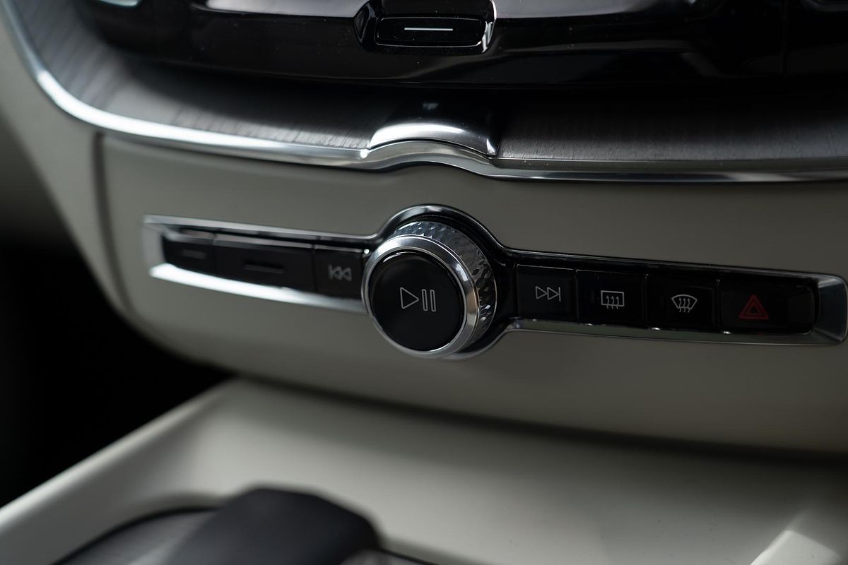 2025 Volvo XC60 Plus T8 Plug-In Hybrid