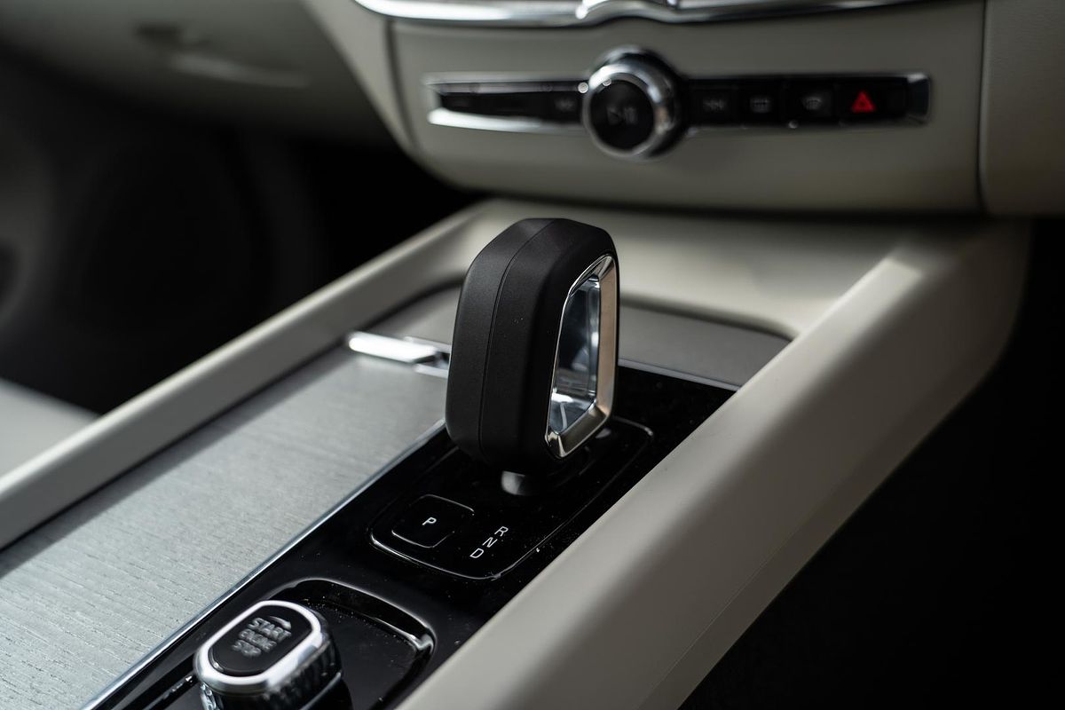 2025 Volvo XC60 Plus T8 Plug-In Hybrid