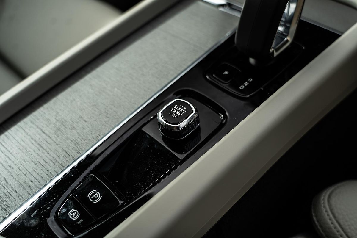 2025 Volvo XC60 Plus T8 Plug-In Hybrid