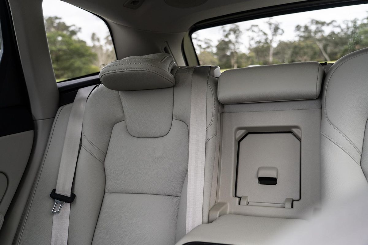 2025 Volvo XC60 Plus T8 Plug-In Hybrid