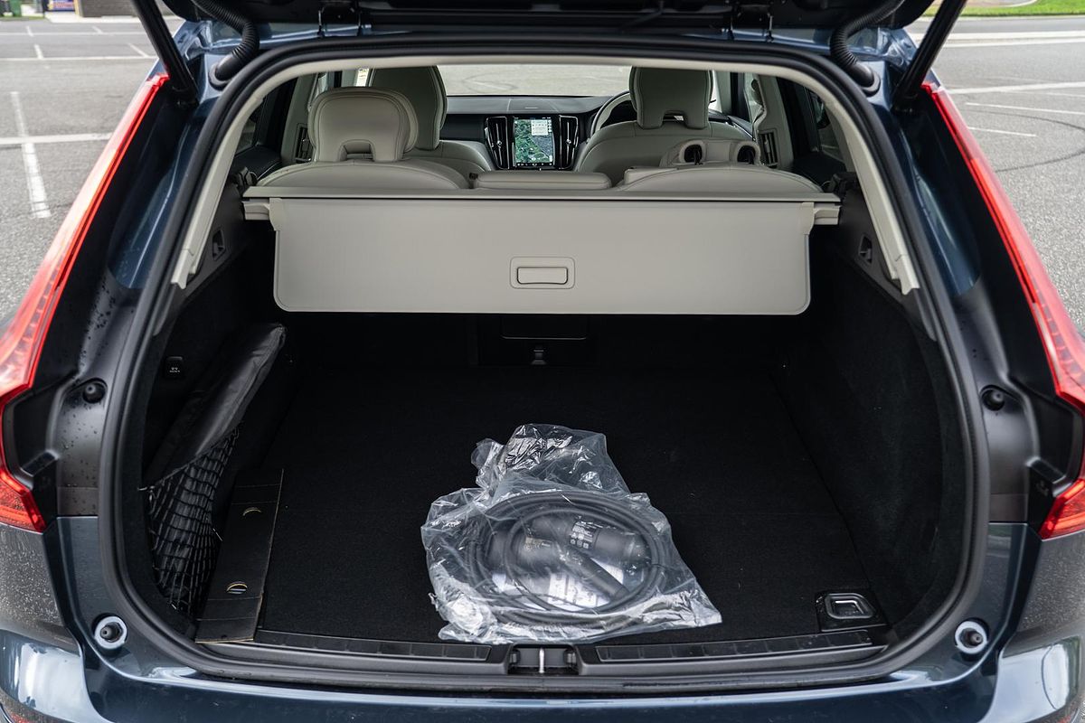 2025 Volvo XC60 Plus T8 Plug-In Hybrid
