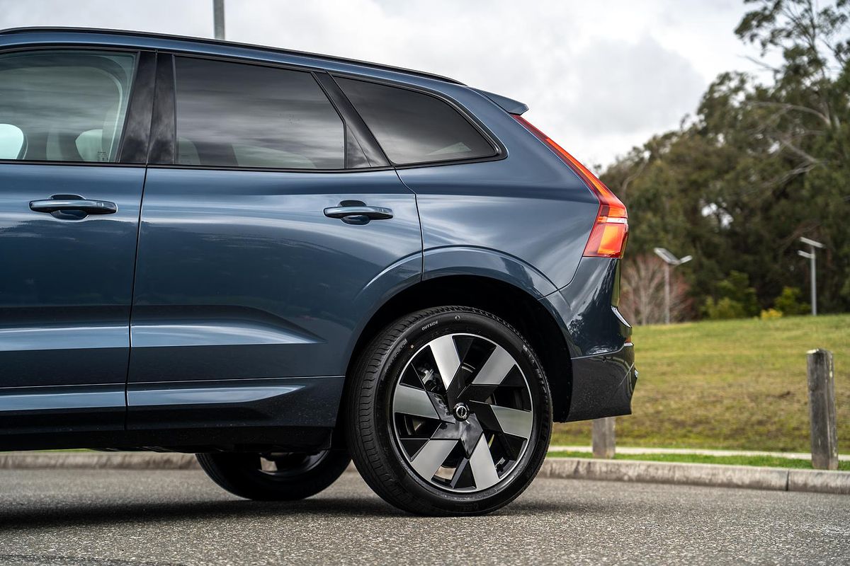 2025 Volvo XC60 Plus T8 Plug-In Hybrid