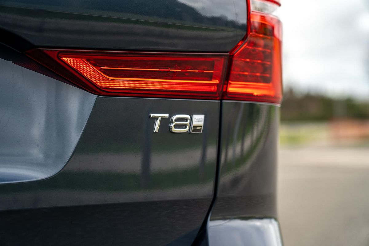 2025 Volvo XC60 Plus T8 Plug-In Hybrid