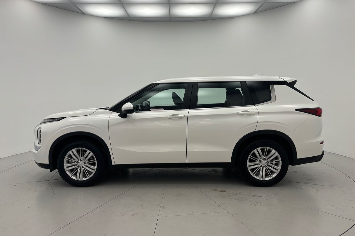 2022 Mitsubishi ZM Outlander ES 2.5L CVT 2WD 7ST