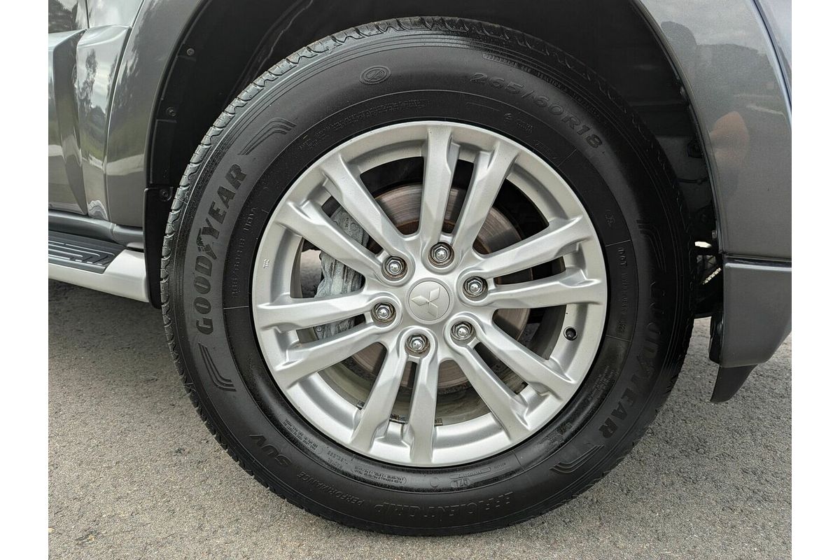 2013 Mitsubishi Pajero VR-X NW