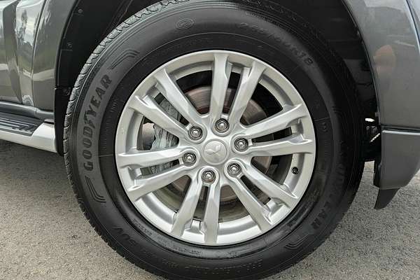 2013 Mitsubishi Pajero VR-X NW