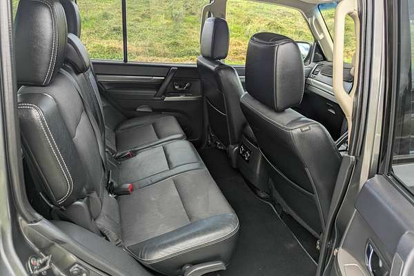 2013 Mitsubishi Pajero VR-X NW